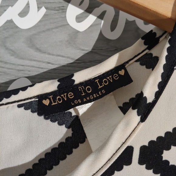 🩵5/$25Geometric top - Picture 3 of 3